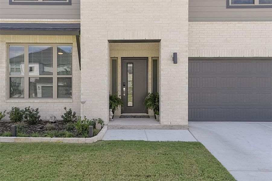 Exterior details and patio area of a home in Dove Hollow, Waxahachie (Image 2).