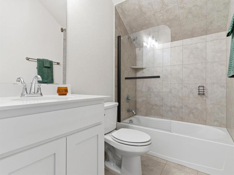 Full secondary bathroom with functional layout and modern finishes.