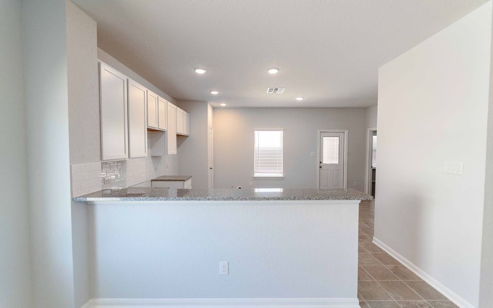 Spacious, unfurnished interior of a new home in Mesa Vista, Von Ormy (Image 9).