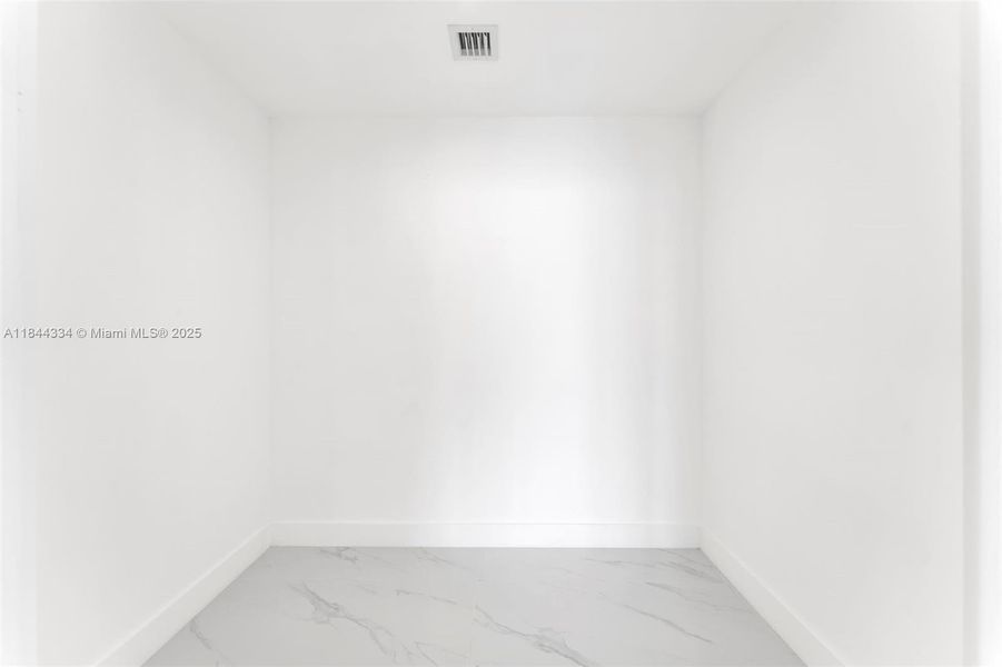 Spacious, unfurnished interior of a new home in , Miami (Image 33).