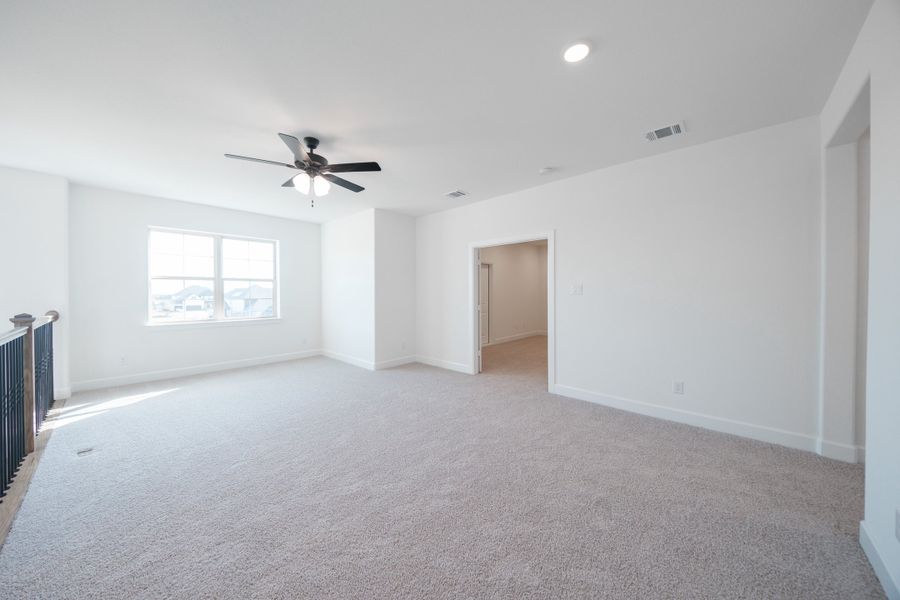 Spacious, unfurnished interior of a new home in Heath Golf and Yacht Club, Heath (Image 19).