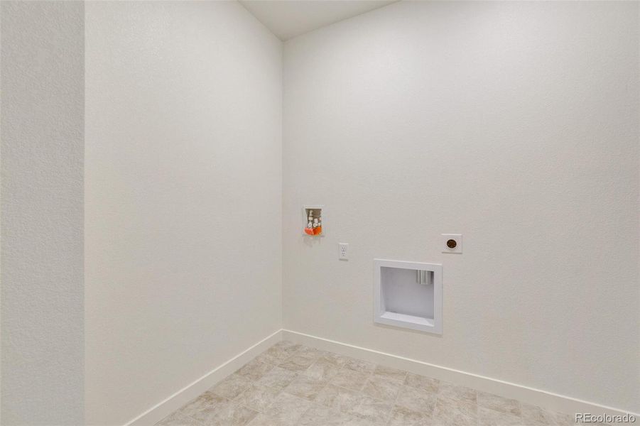 Spacious, unfurnished interior of a new home in Silver Peaks, Lochbuie (Image 24). Spacious, unfurnished interior of a new home in Silver Peaks, Lochbuie (Image 24).