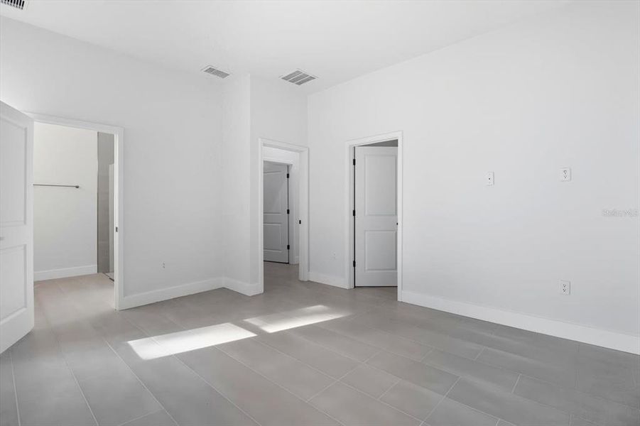 Spacious, unfurnished interior of a new home in , Dunnellon (Image 12).