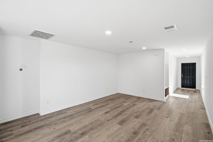Spacious, unfurnished interior of a new home in Vista Real, Converse (Image 30).