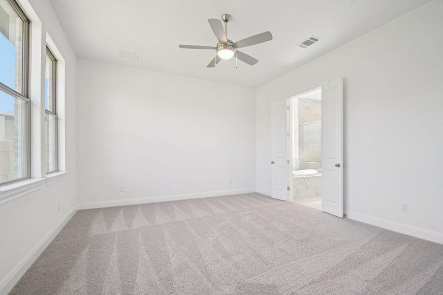 Spacious, unfurnished interior of a new home in 6 Creeks, Kyle (Image 15).