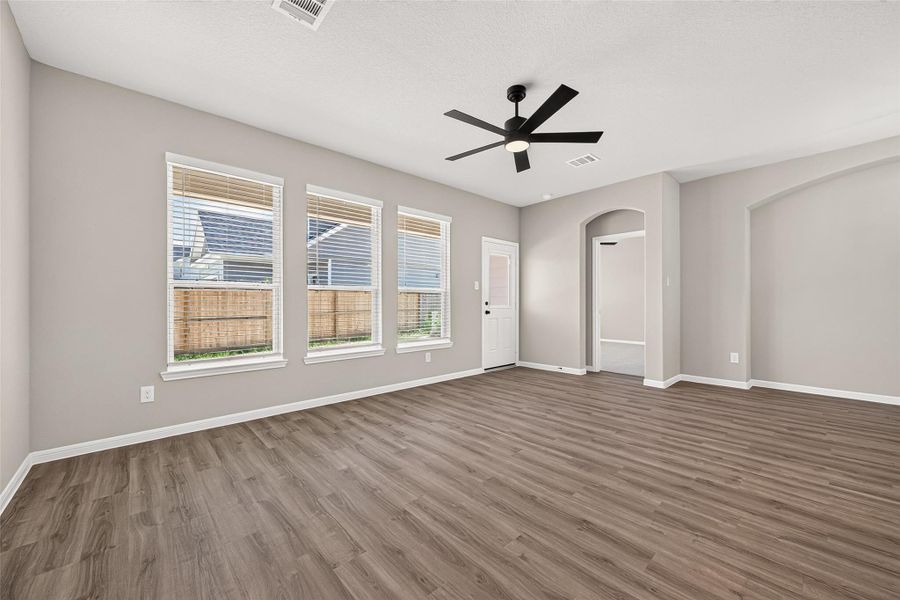 Spacious, unfurnished interior of a new home in , Angleton (Image 40).