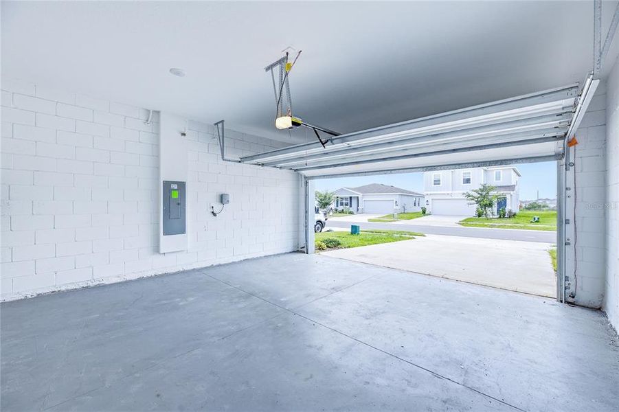 Spacious, unfurnished interior of a new home in Peace Creek Reserve, Winter Haven (Image 19).