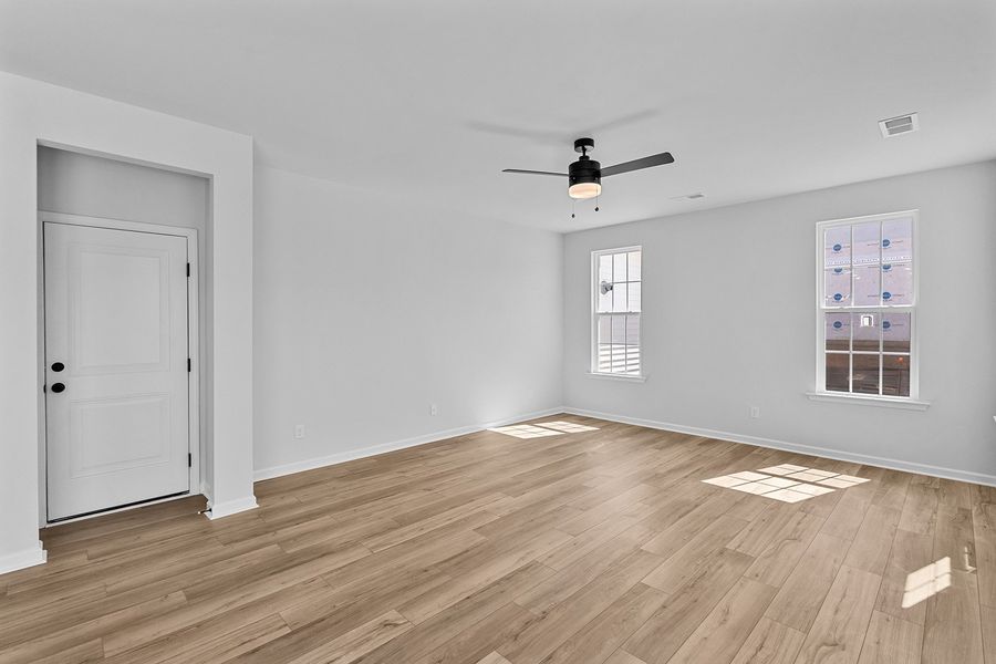 Spacious, unfurnished interior of a new home in Fieldstone, Lexington (Image 30).