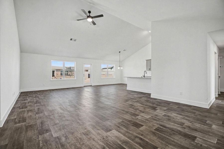 Spacious, unfurnished interior of a new home in , Angleton (Image 16).