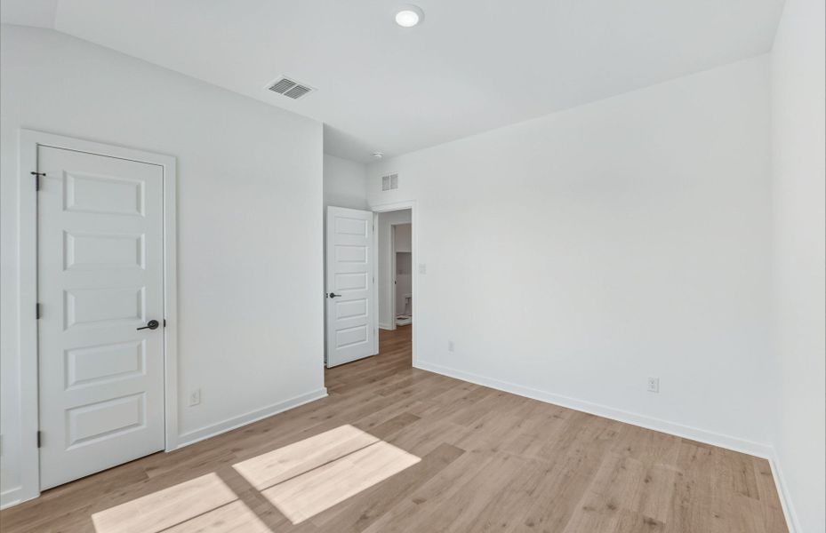 Spacious, unfurnished interior of a new home in Sunfield, Buda (Image 39).