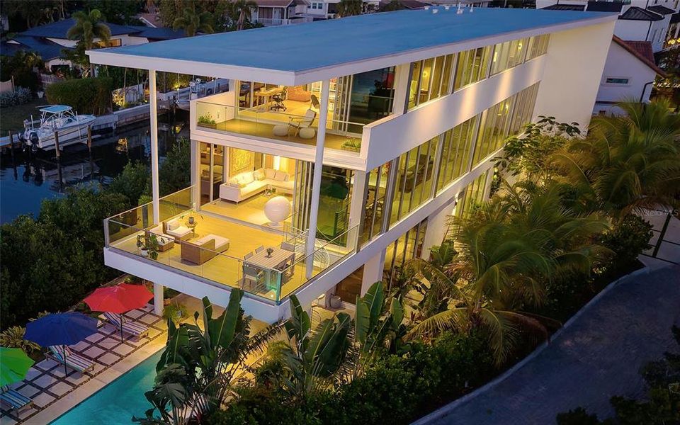 Condo located in Sarasota, FL showcasing its design and architecture (Image 28).