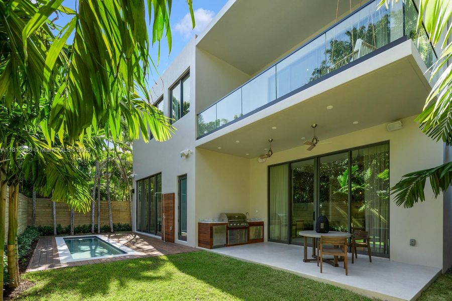 Exterior details and patio area of a home in , Miami (Image 22).