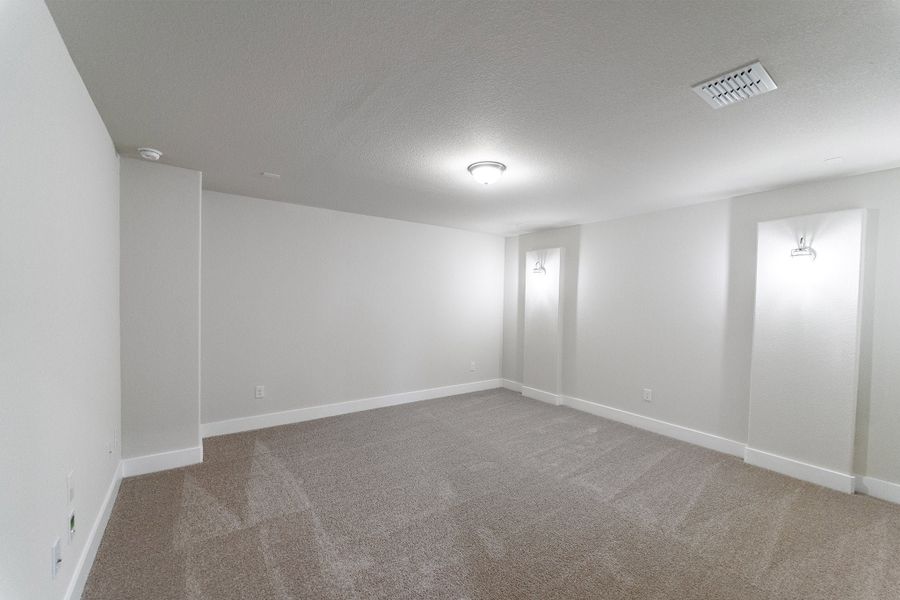 Spacious, unfurnished interior of a new home in Sunfield, Buda (Image 19).