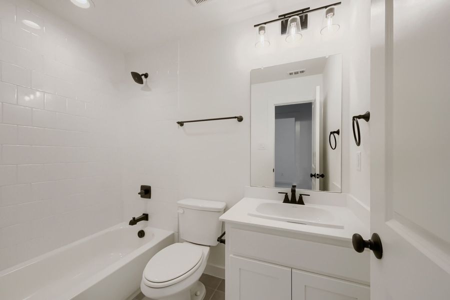 9904 Oak Glade - Full Bathroom