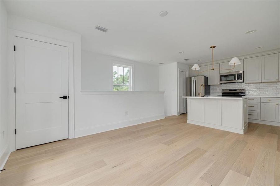 Spacious, unfurnished interior of a new home in , St. Petersburg (Image 42).