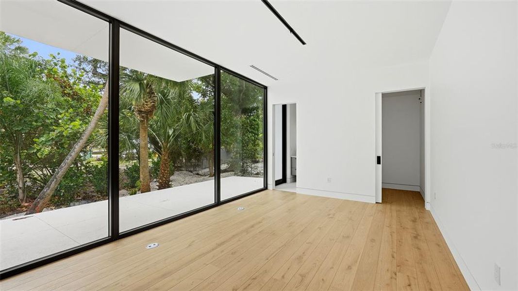 Spacious, unfurnished interior of a new home in , Sarasota (Image 14).