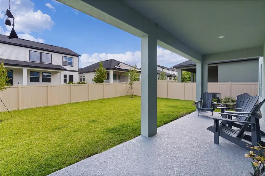 Exterior details and patio area of a home in , Clermont (Image 3).