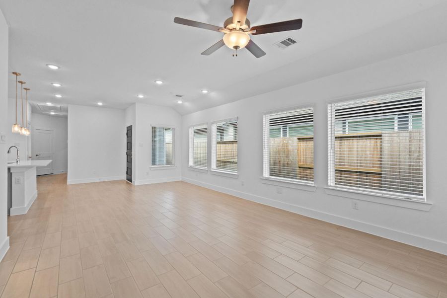 Spacious, unfurnished interior of a new home in Meridiana, Iowa Colony (Image 22).