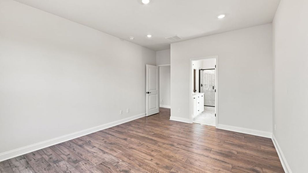 Spacious, unfurnished interior of a new home in Shadowood, Seneca (Image 33).