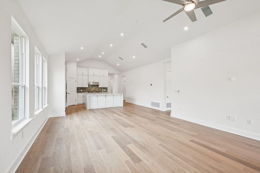 Spacious, unfurnished interior of a new home in Persimmon, Buda (Image 15).