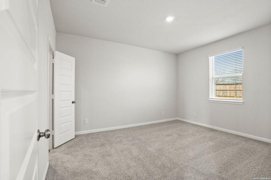 Spacious, unfurnished interior of a new home in Melissa Ranch, San Antonio (Image 13).