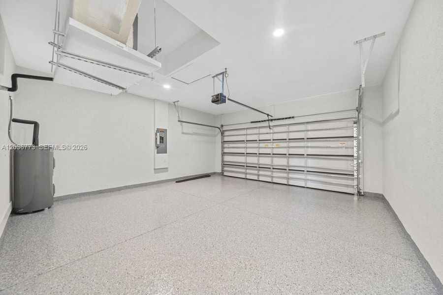 Spacious, unfurnished interior of a new home in , Cape Coral (Image 18).