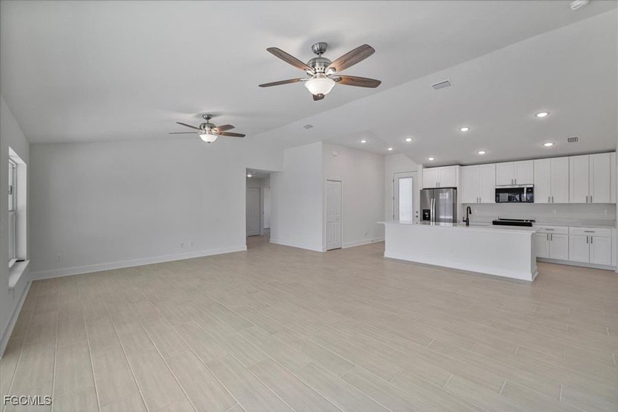 Spacious, unfurnished interior of a new home in Cape Coral, Cape Coral (Image 13).