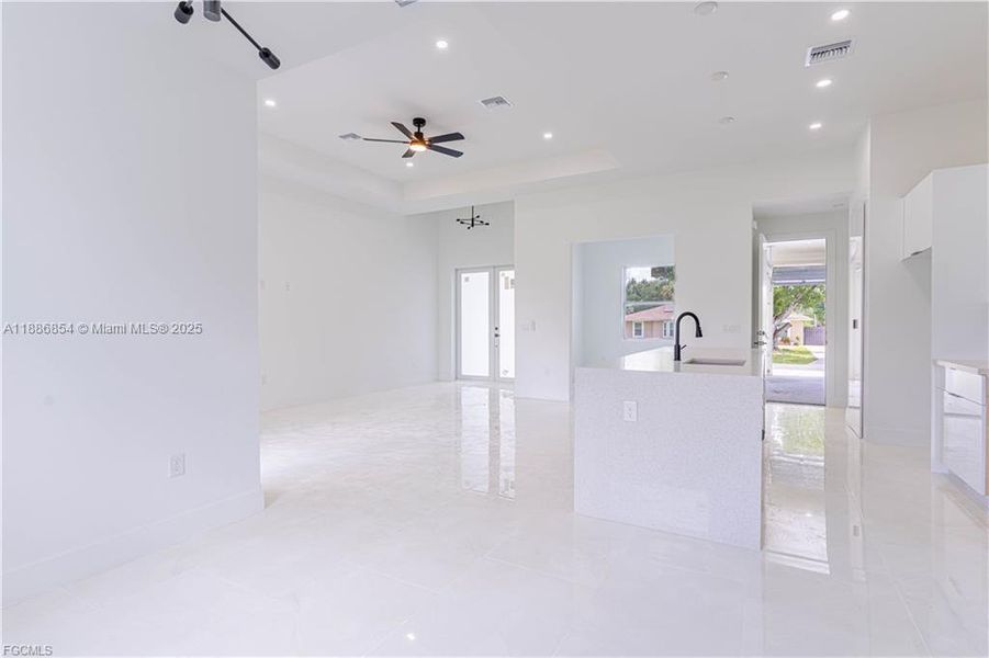 Spacious, unfurnished interior of a new home in , Lehigh Acres (Image 7).