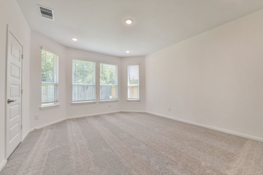 Spacious, unfurnished interior of a new home in Anderson Lake, Houston (Image 5).