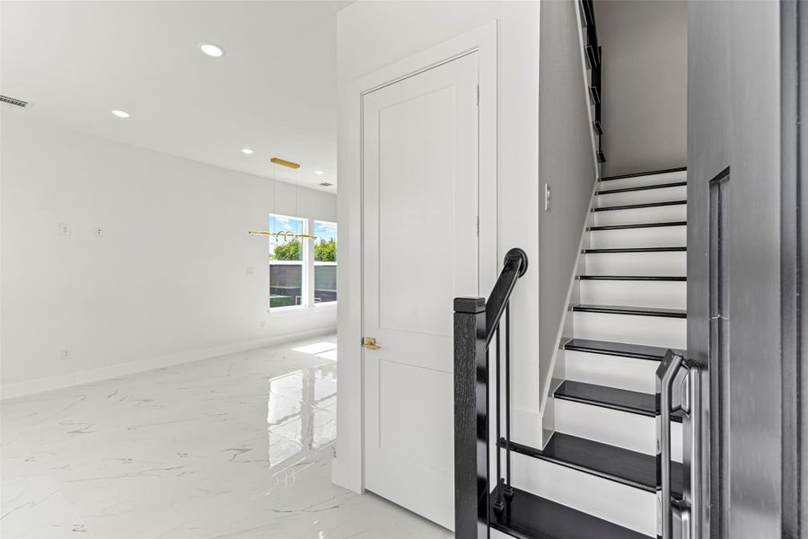 Spacious, unfurnished interior of a new home in , Houston (Image 11).