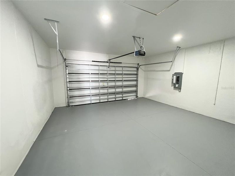 Spacious, unfurnished interior of a new home in , Cape Coral (Image 29).