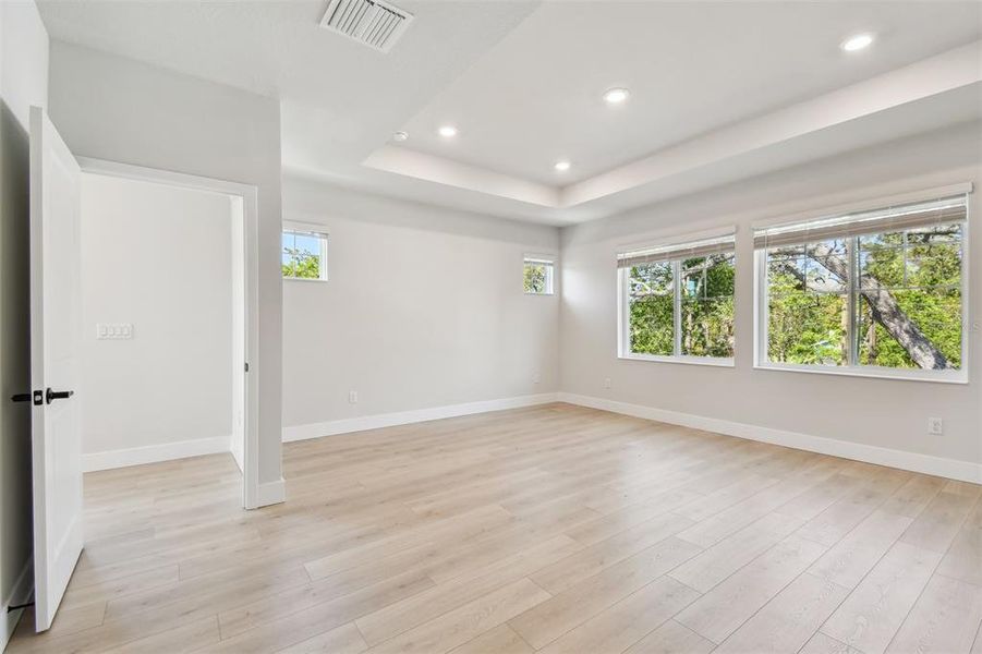 Spacious, unfurnished interior of a new home in , St. Petersburg (Image 9).