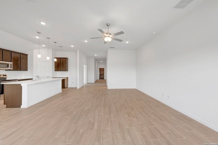 Spacious, unfurnished interior of a new home in Chaparral Ranch, Floresville (Image 23).
