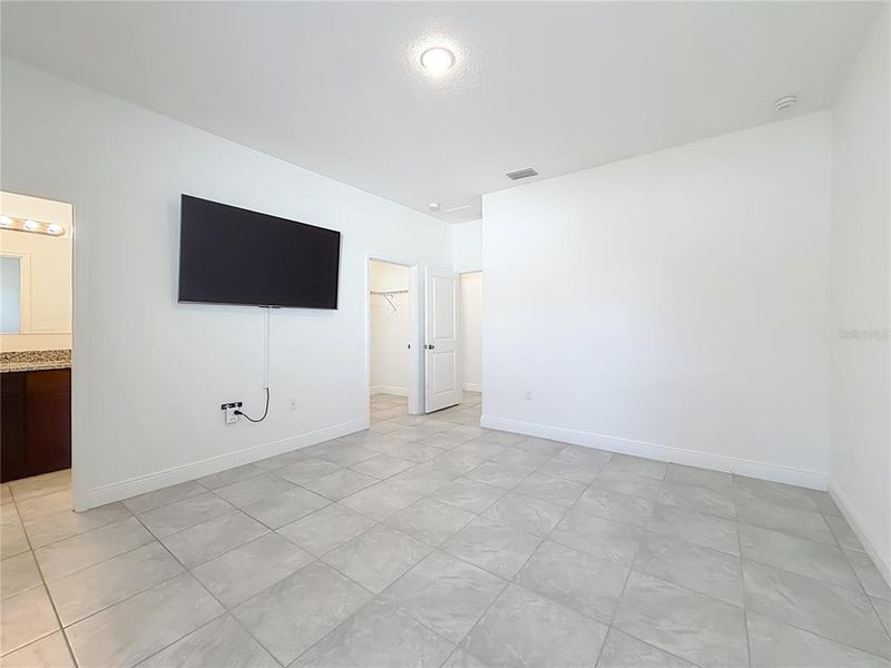 Spacious, unfurnished interior of a new home in , Ocala (Image 26).