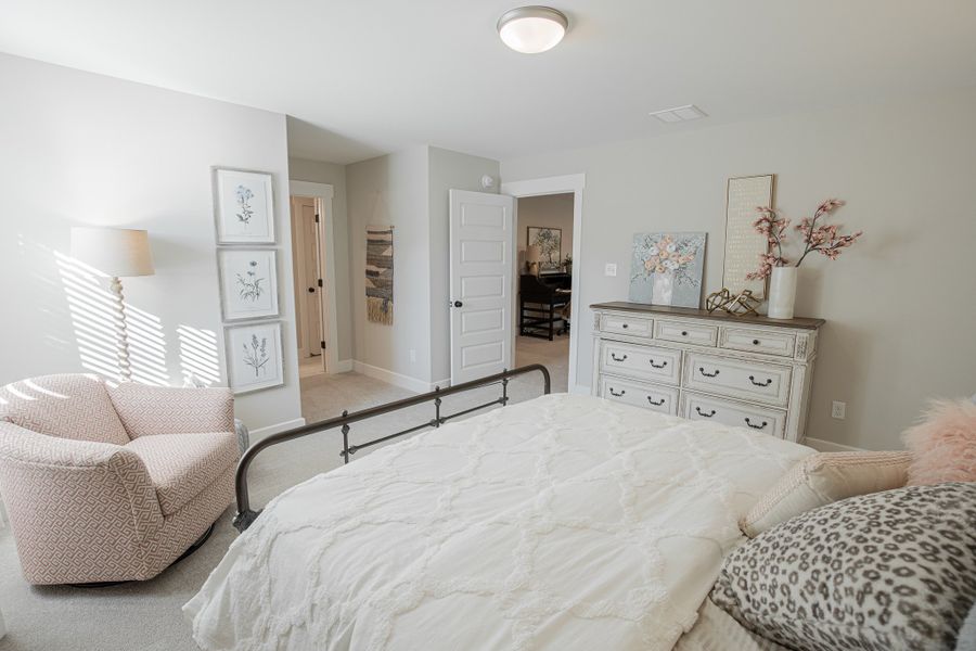 Representative furnished interior of a home built from the Huntington by Grant & Co in White Oak, Arlington (Image 31).