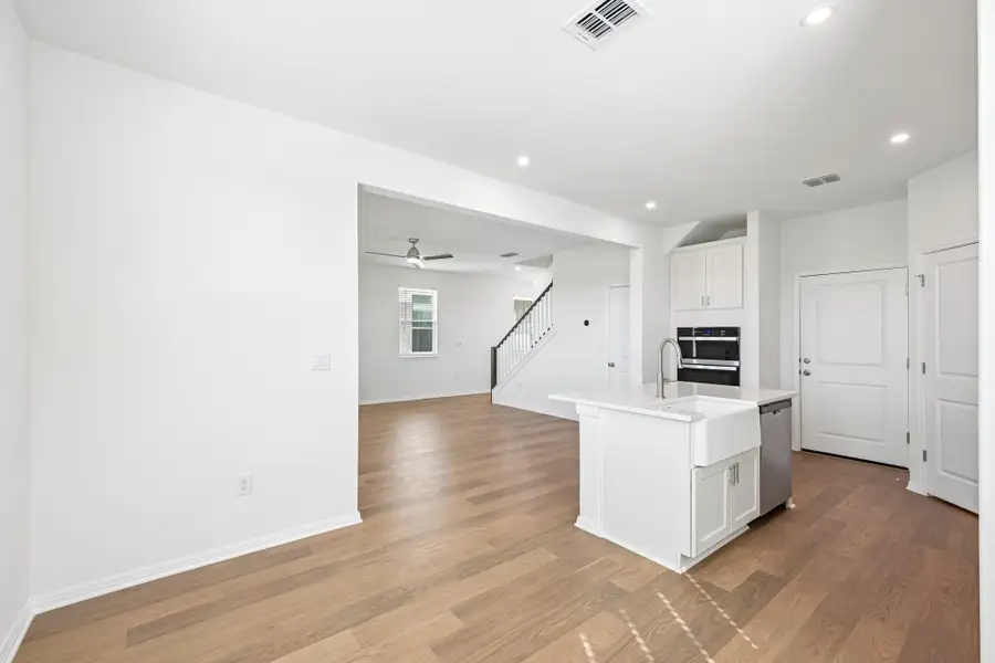 Spacious, unfurnished interior of a new home in Porter Country, Buda (Image 12).
