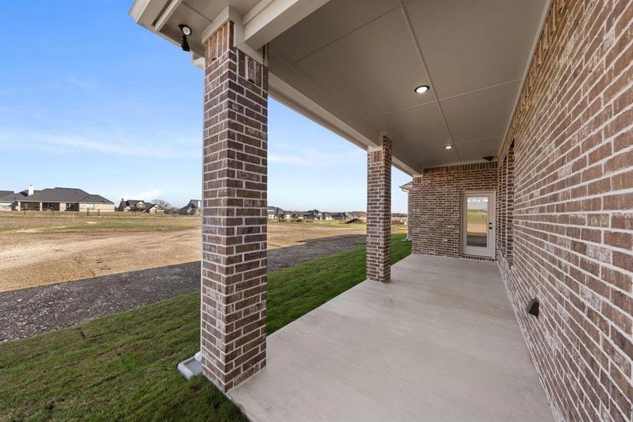 Exterior details and patio area of a home in , Waxahachie (Image 4).
