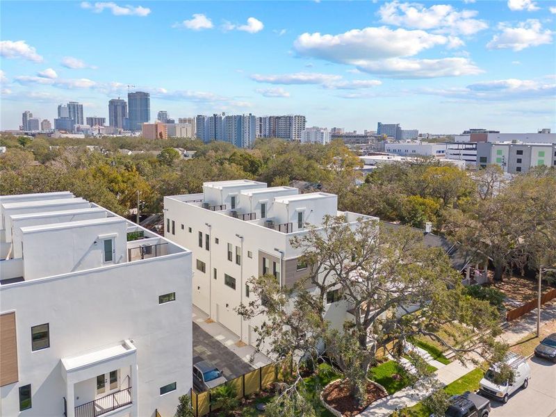 Condo located in St. Petersburg, FL showcasing its design and architecture (Image 5).