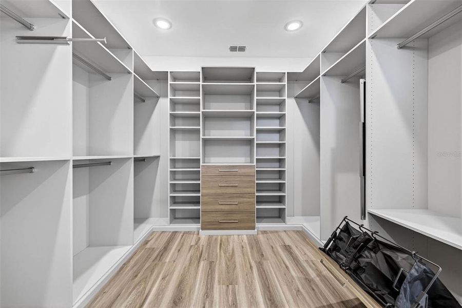 Spacious, unfurnished interior of a new home in , Tampa (Image 23).