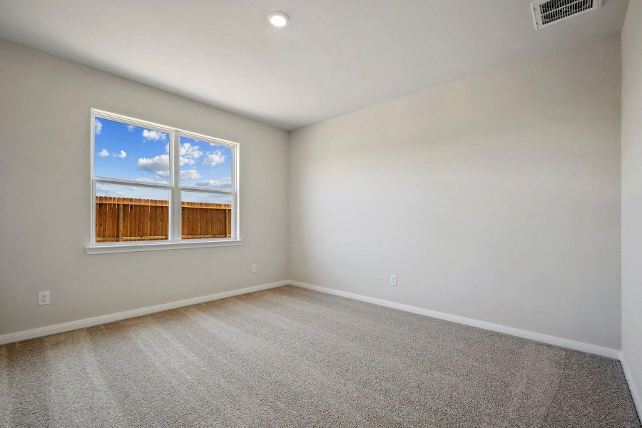 Spacious, unfurnished interior of a new home in Pinewood Trails, Cleveland (Image 12).