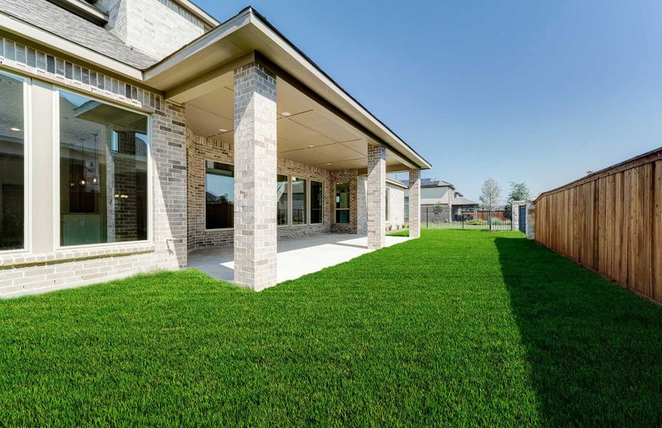 Representative exterior details of a home built from the 4590 by Ravenna Homes in Artavia 70′, Conroe (Image 21).