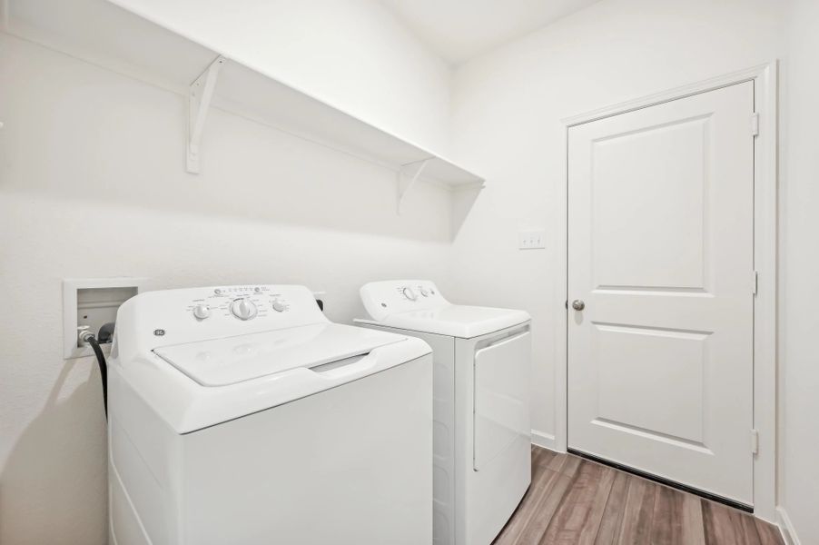 Representative interior finishes for a home built from the Firefly by Starlight Homes in Ashland, Angleton (Image 14).