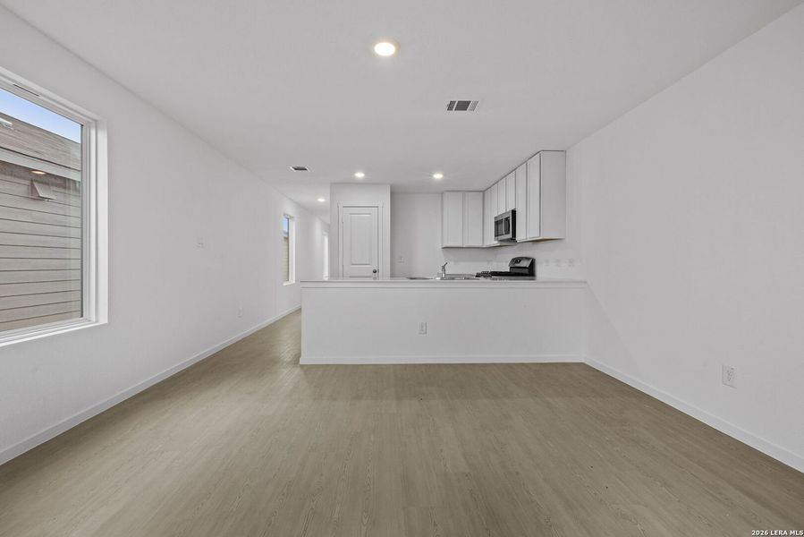 Spacious, unfurnished interior of a new home in Spring Grove, St. Hedwig (Image 9).