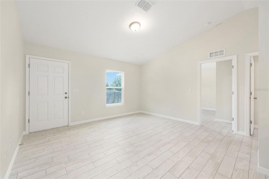 Spacious, unfurnished interior of a new home in , Ocala (Image 31).