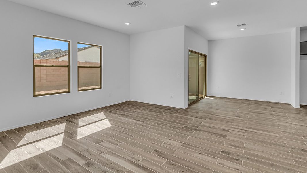 Spacious, unfurnished interior of a new home in Barnett Village, Marana (Image 20).