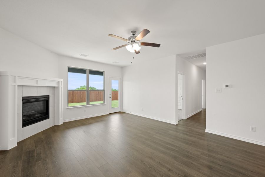 Spacious, unfurnished interior of a new home in Baker Farms, Cleburne (Image 19).