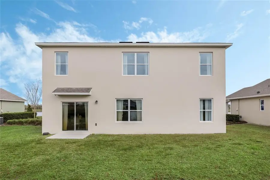Exterior details and patio area of a home in Preston Cove, St. Cloud (Image 3).