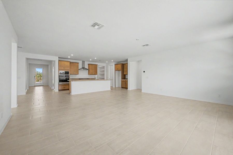 Spacious, unfurnished interior of a new home in Las Ventanas, Goodyear (Image 8).