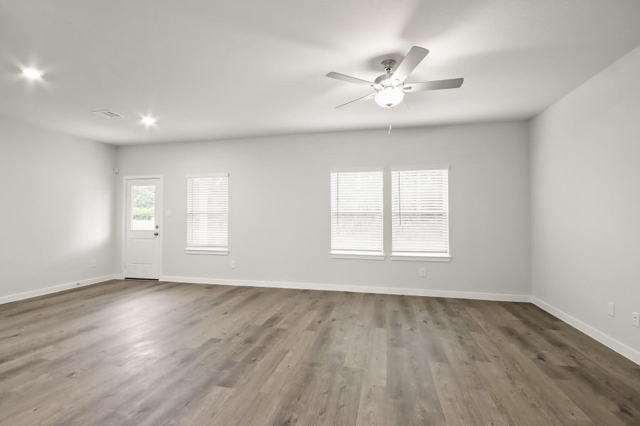 Spacious, unfurnished interior of a new home in Oakwood Ranch, Willis (Image 15).