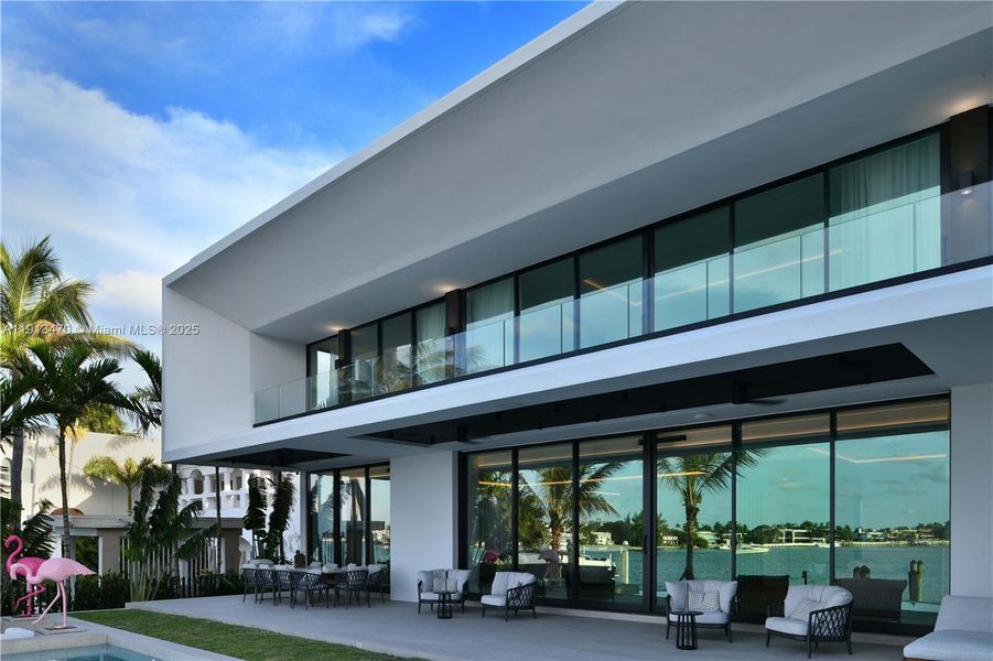 Condo located in Miami Beach, FL showcasing its design and architecture (Image 25).
